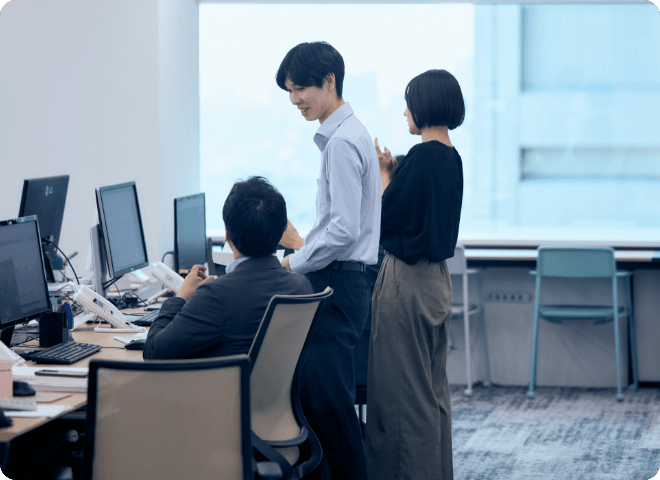 打ち合わせをする担当者とお客様